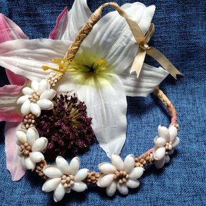 Flower Cluster Shell Choker